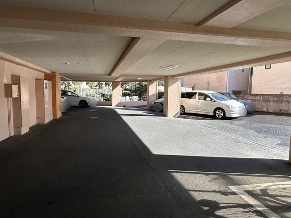 【キングスコート栄町】駐車場