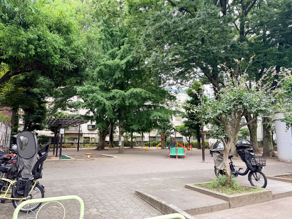 高円寺北公園まで約81m(徒歩2分)