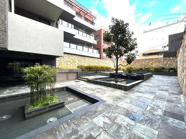 【ガレリアコルテ六番町】中庭1