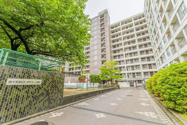 【南千里第2コーポラス】外観 【南千里第2コーポラス】外観