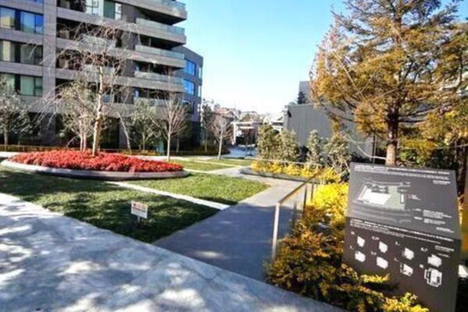 植栽の緑が映えるアプローチが、あたたかく迎え入れてくれます。 植栽の緑が映えるアプローチが、あたたかく迎え入れてくれます。