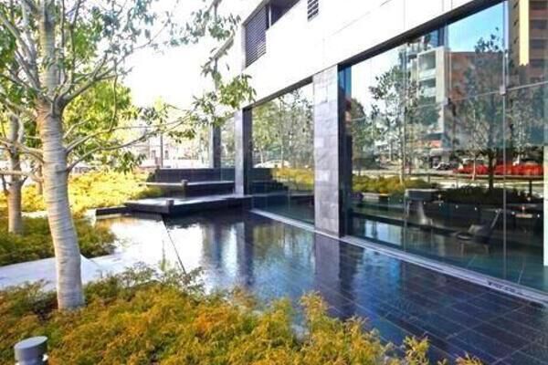 【ザ・パークハウス西麻布レジデンス】エントランスロビーは、壁一面ガラス張りの開放的な空間。 【ザ・パークハウス西麻布レジデンス】エントランスロビーは、壁一面ガラス張りの開放的な空間。