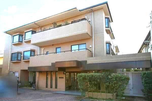 【パークハイム東高円寺】ライトコートを設け各住戸を空中廊下でつないだ設計で住まいの独立性を高めています。