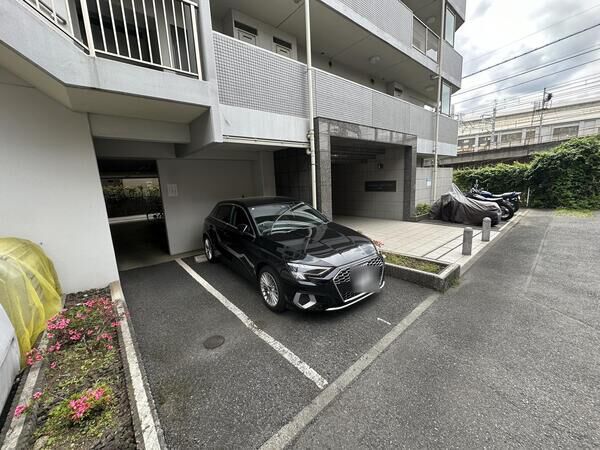 【ミルーナヒルズDUE大宮】駐車場