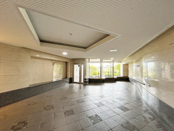 【ライオンズガーデン泉中央】エントランスホール