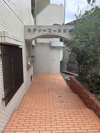 【シティーコーポ光町】エントランス