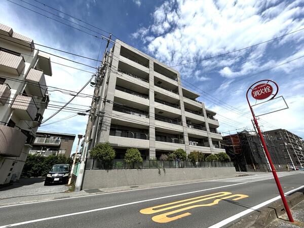 【ライオンズステージ幕張本郷】道路側より