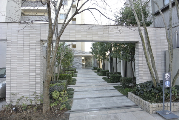 【コスモ大宮日進ビューステージ】エントランス