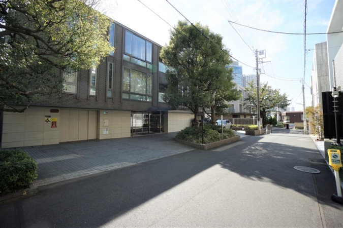 北西側からの前面道路の雰囲気