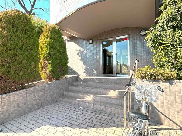 【エステ・スクエア多摩永山】エントランス