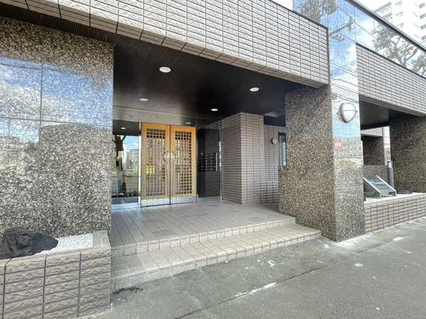 【エスセーナ北7条ルネス】エントランス 【エスセーナ北7条ルネス】エントランス