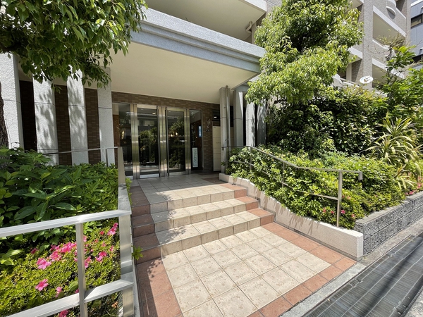 【ディークラディア吹田千里丘】エントランスアプローチ 【ディークラディア吹田千里丘】エントランスアプローチ