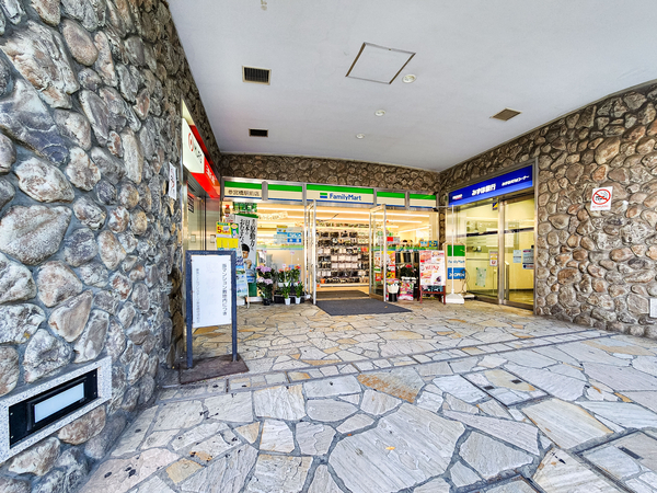 ファミリーマート参宮橋駅前店まで約1m(徒歩1分) ファミリーマート参宮橋駅前店まで約1m(徒歩1分)