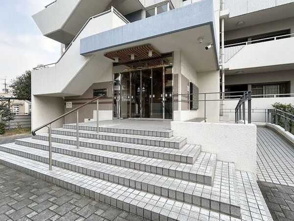 【アーベインルネス諸岡】エントランス