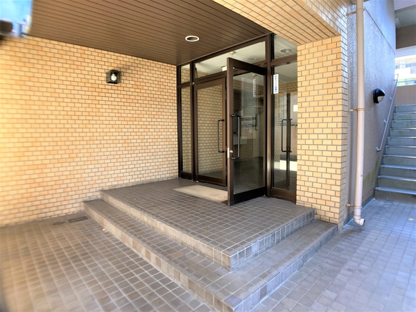 【ネオハイツ木町通】エントランスアプローチ