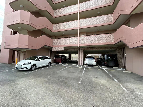 【宝マンション白鳥】駐車場