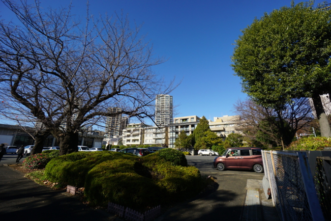 広大な空地を有する佛所護念会高輪教会敷地から当マンション南面を望む