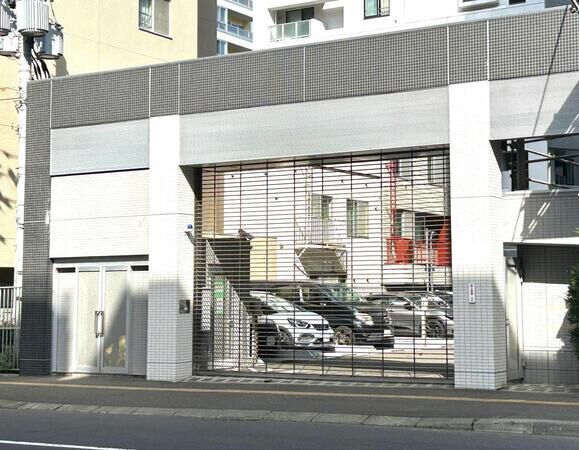 【ライオンズ大通グランゼ】エントランス(駐車場出入口) 【ライオンズ大通グランゼ】エントランス(駐車場出入口)