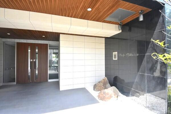 【ヴェルディ伊福町】スタイリッシュなエントランス