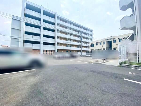 【ヴェルディ伊福町】全戸分の平面駐車 【ヴェルディ伊福町】全戸分の平面駐車