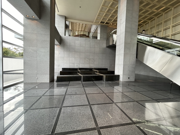 エントランスを抜けると洗練された雰囲気が続く。 エントランスを抜けると洗練された雰囲気が続く。