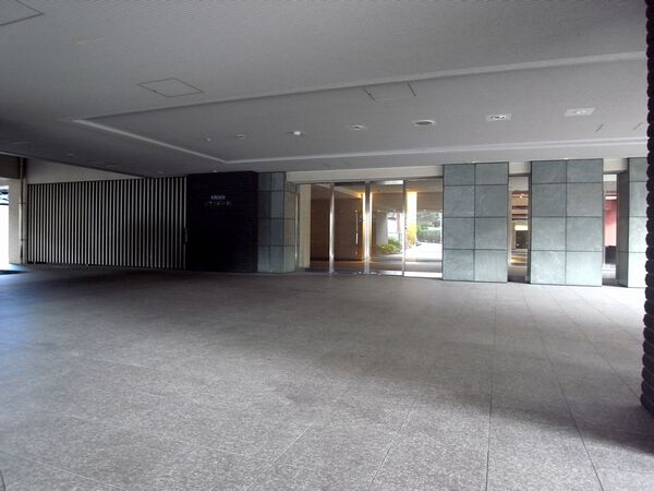 【プラウド江坂】車寄せのあるエントランス