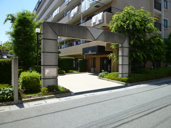 【ファミールガーデン大宮宮原】エントランス前