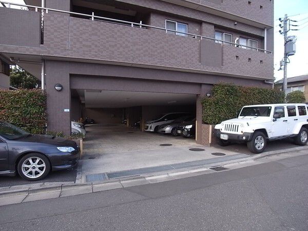 【D’レスティア武蔵浦和】建物駐車場