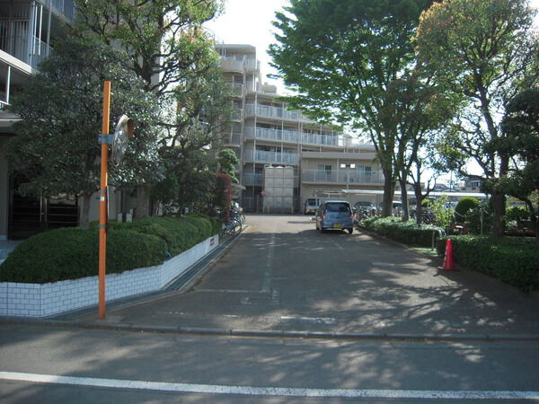 【ファミネス清瀬】駐車場入口部分
