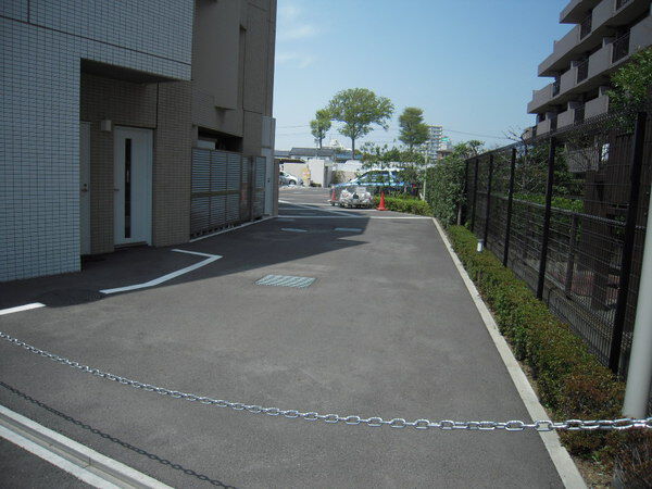 【グランシーナ清瀬ザレジデンス】駐車場入口 【グランシーナ清瀬ザレジデンス】駐車場入口