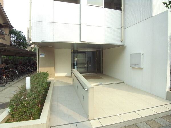 【ブランズ千葉中央パークフロント】エントランス