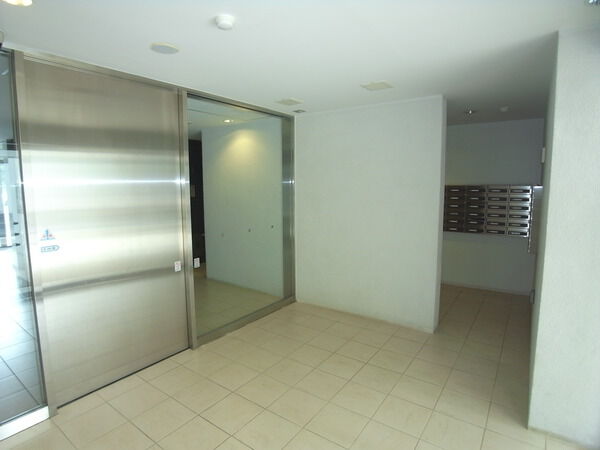 【ブランズ千葉中央パークフロント】エントランスホール