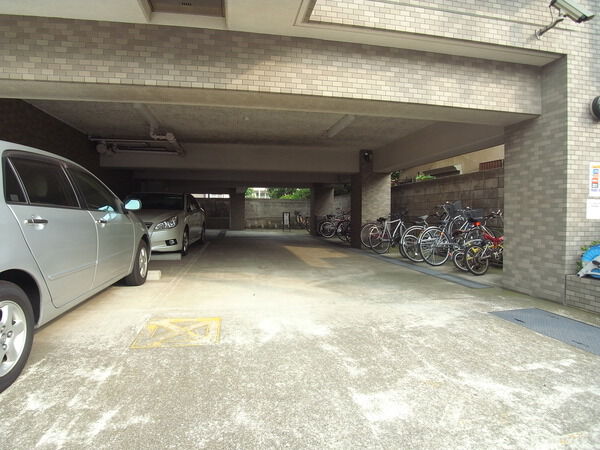 【ライオンズマンション千葉中央】駐車場サイクルポート 【ライオンズマンション千葉中央】駐車場サイクルポート