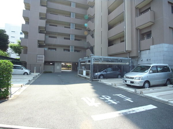 【コスモレジデンス千葉登戸】敷地内駐車場