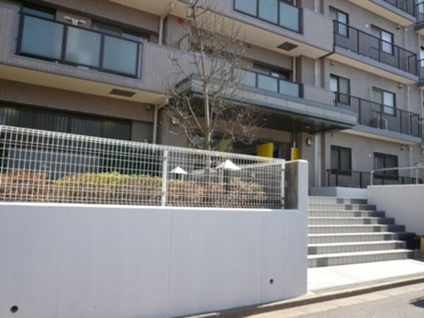 【ファミール千葉弁天町】エントランス