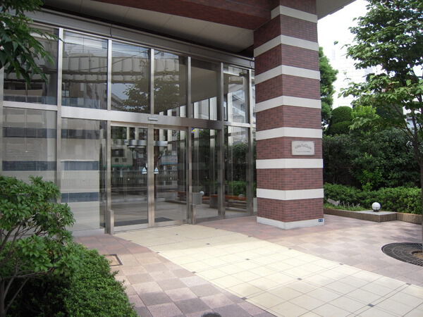 【アンビシャスプラザ千葉中央】エントランス前