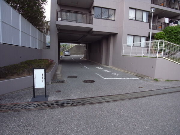 【コスモ千葉グレイスヒルズ】駐車場入口