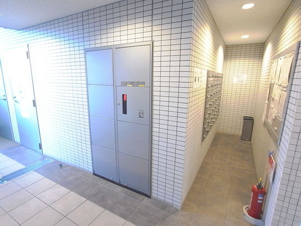【ロマージュ新検見川】エントランス内