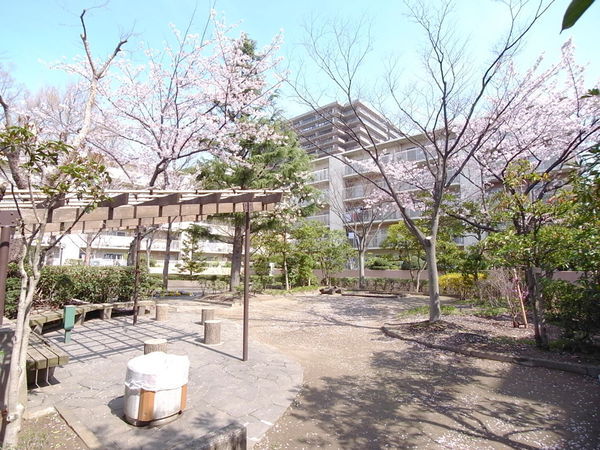 【海浜コートビレジ】敷地内広場（４月撮影）