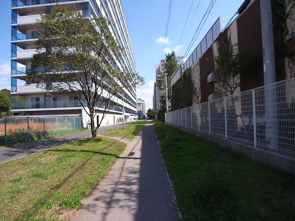 【ゼファー稲毛海岸クリスタル】前面は遊歩道 【ゼファー稲毛海岸クリスタル】前面は遊歩道