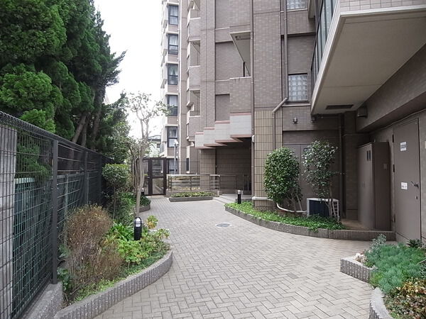 【レクセルマンション東船橋】エントランスアプローチ