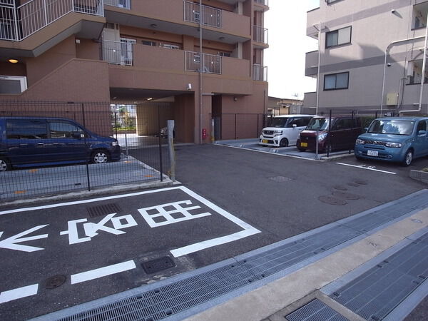 【センチュリー柏】駐車場