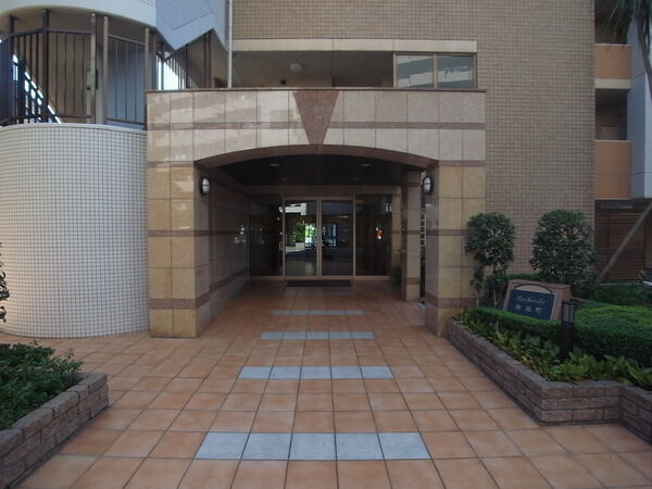 【ルイシャトレ柏旭町】エントランス