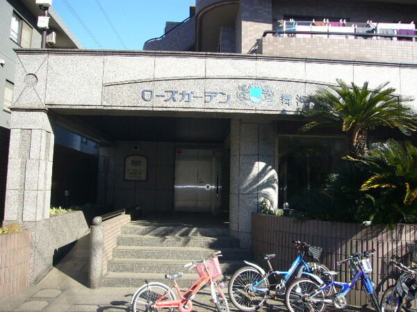 【ローズガーデン舞浜弐番館】エントランス 【ローズガーデン舞浜弐番館】エントランス