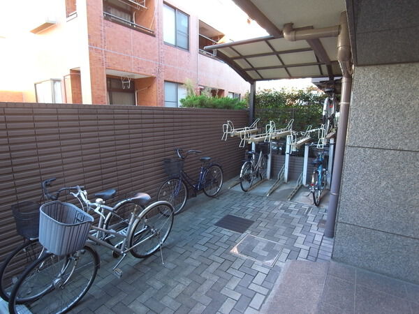 【ローズガーデン舞浜参番館】駐輪場
