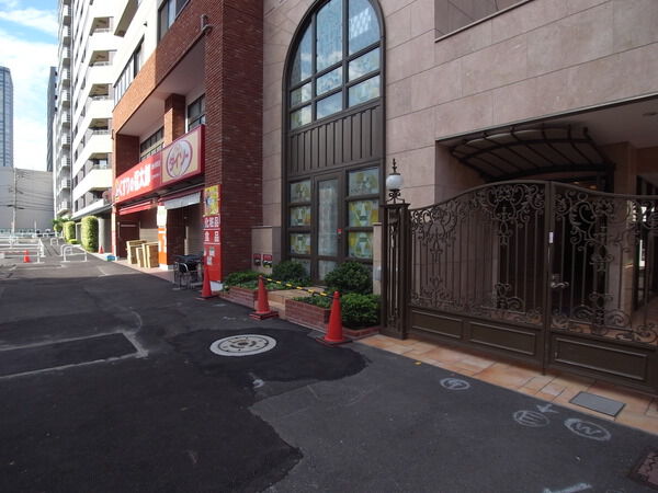 【マージュ市谷柳町】エントランス周辺