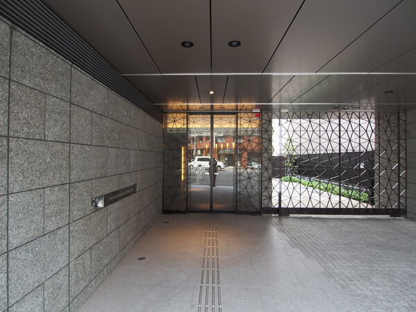 【プラウド市谷柳町】エントランス