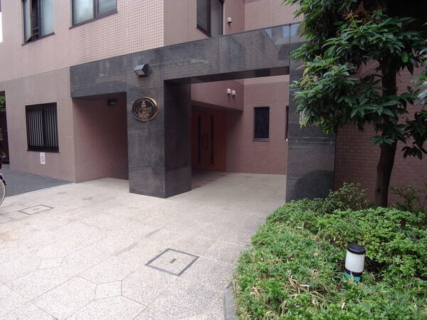【ルピナス市ヶ谷北町】エントランス