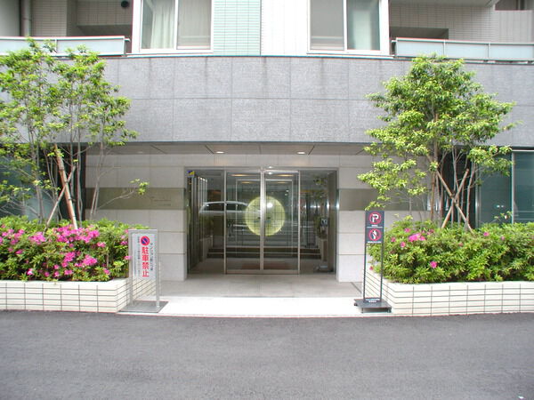 【フォルム四谷外苑東】エントランス前
