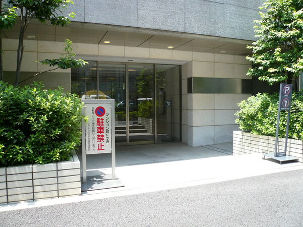 【フォルム四谷外苑東】エントランス前